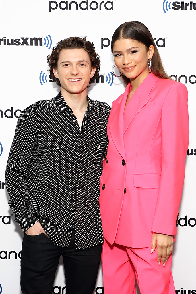 Zendaya Swaps Tom Holland Engagement Ring for Gold Band on That Finger in Rare Outing