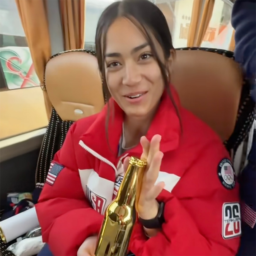 Atletas enchem os bolsos durante a cerimônia de encerramento Política de sacolas