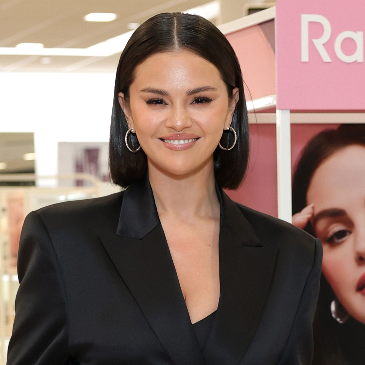 Selena Gomez Velvet Edge Cut Transformação de cabelo