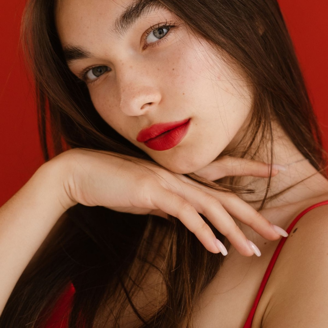 Como usar batom vermelho, escolha o melhor tom com um maquiador