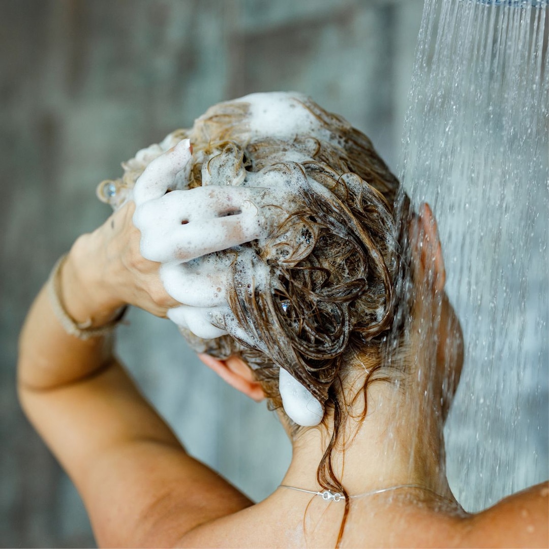 As melhores maneiras aprovadas pela pele para tratar a caspa e ficar livre de escamas