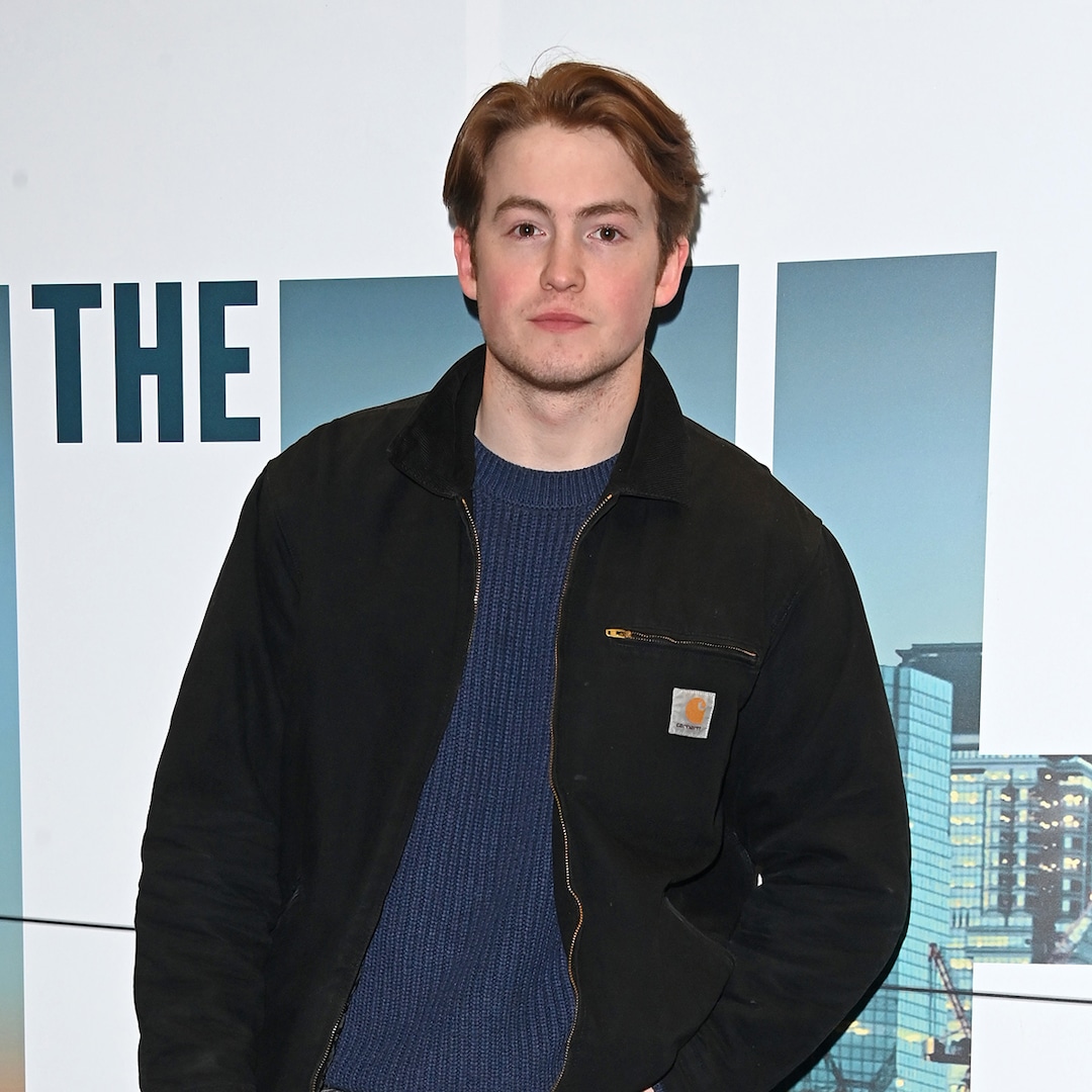 हार्टस्टॉपर किट कॉनर दाढ़ी और लंबे बालों के साथ पहचान में नहीं आ रहे हैं