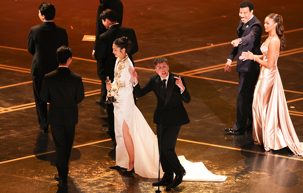  Ejae and US songwriter Mark Sonnenblick accept Best Original Song at Oscars 2026