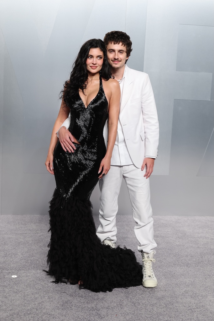 Oscars 2026: Alix Earle Wardrobe Malfunction Knife Fix