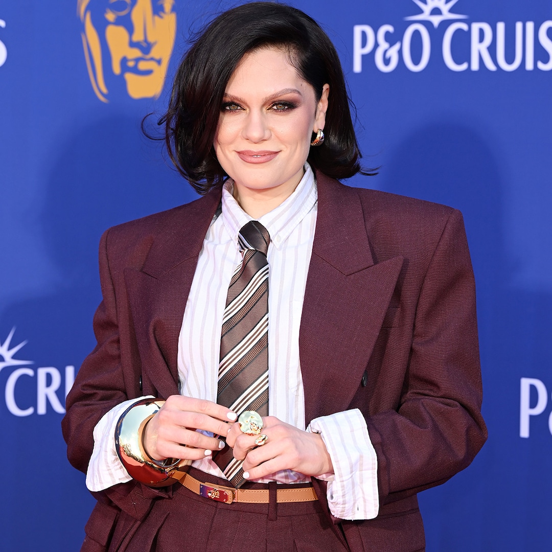Jessie J no hospital após bater a cabeça, preocupada com o pescoço quebrado