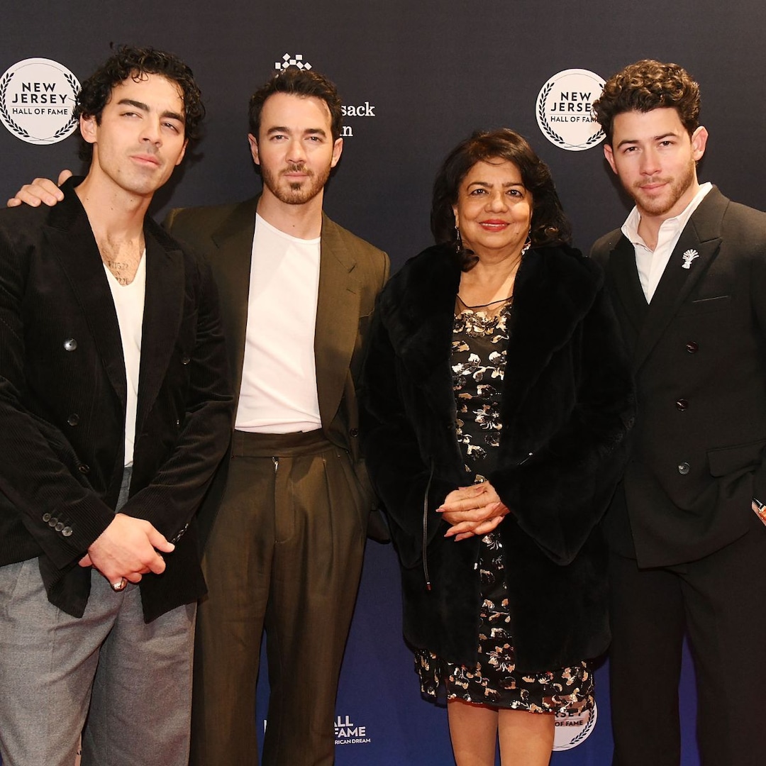 Jonas Brothers Mom Denise Jonas Suffered Stroke Jonas Brothers Mom Denise Jonas Suffered Stroke