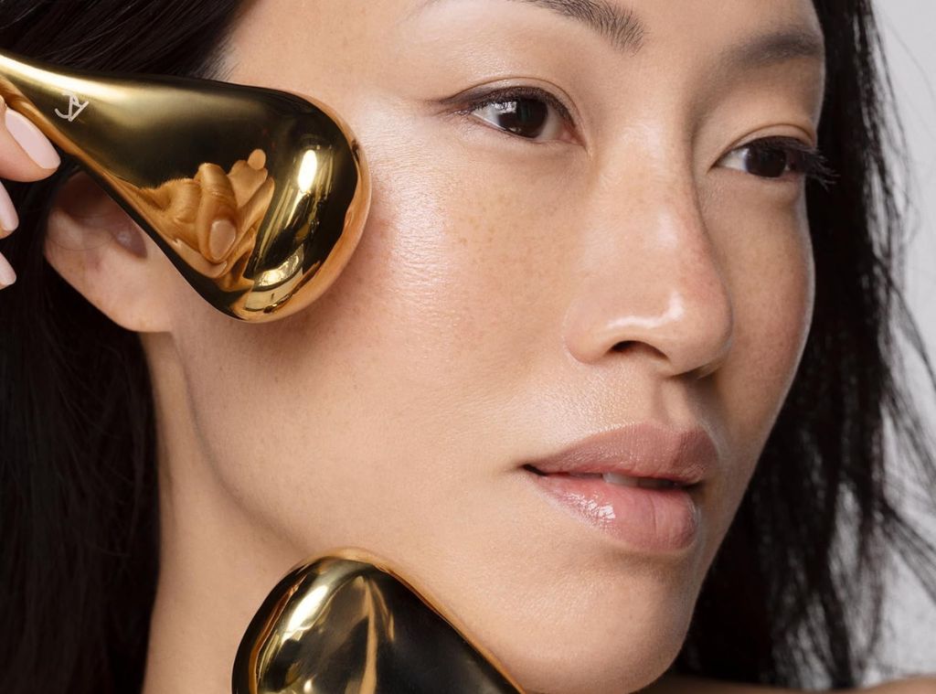 How To Depuff Your Face & Eyes In The Morning, According to Experts