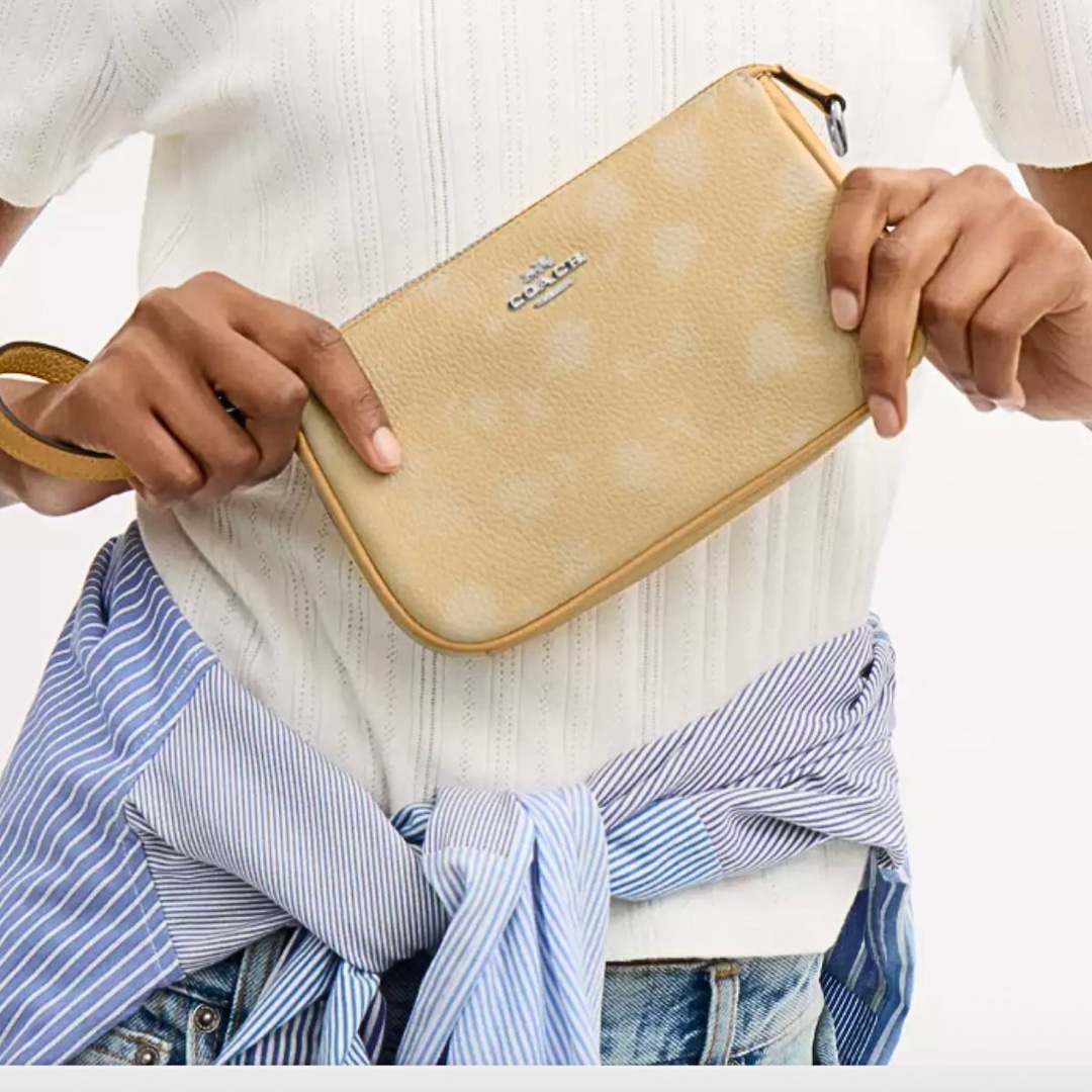 Coach Outlet’s New Pastel Purse Colors Solve Your Boring Outfit Woes Coach Outlet’s New Pastel Purse Colors Solve Your Boring Outfit Woes