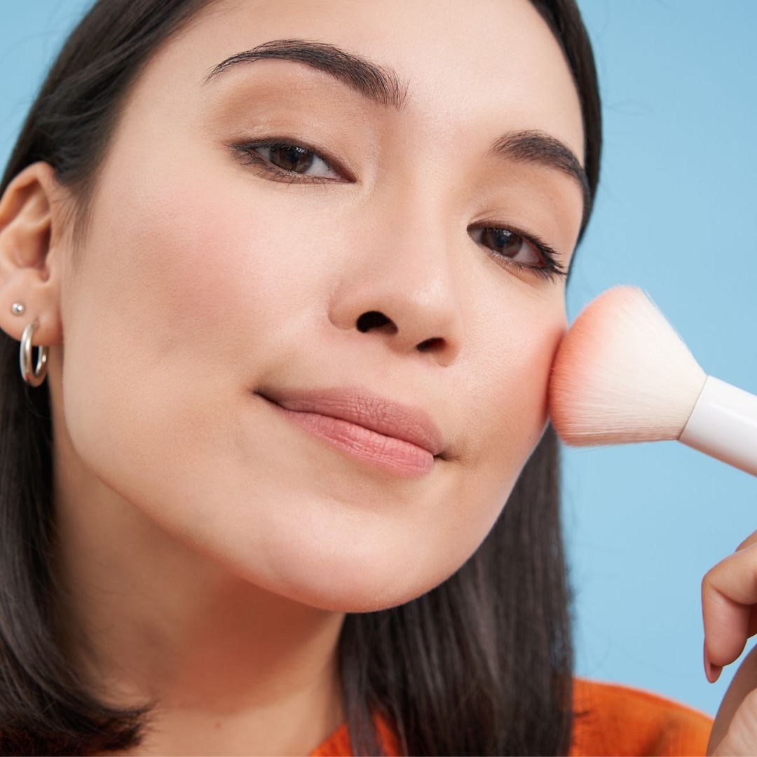 Riasan Matte yang Tidak Akan Membuat Anda Terlihat Berminyak atau Berminyak (Bahkan di Musim Panas)