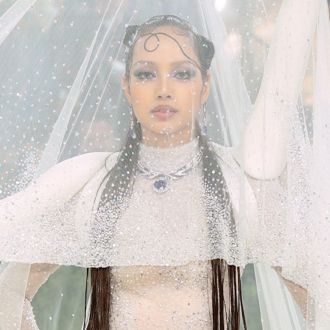 Lisa arrives at Met Gala 2026 red carpet