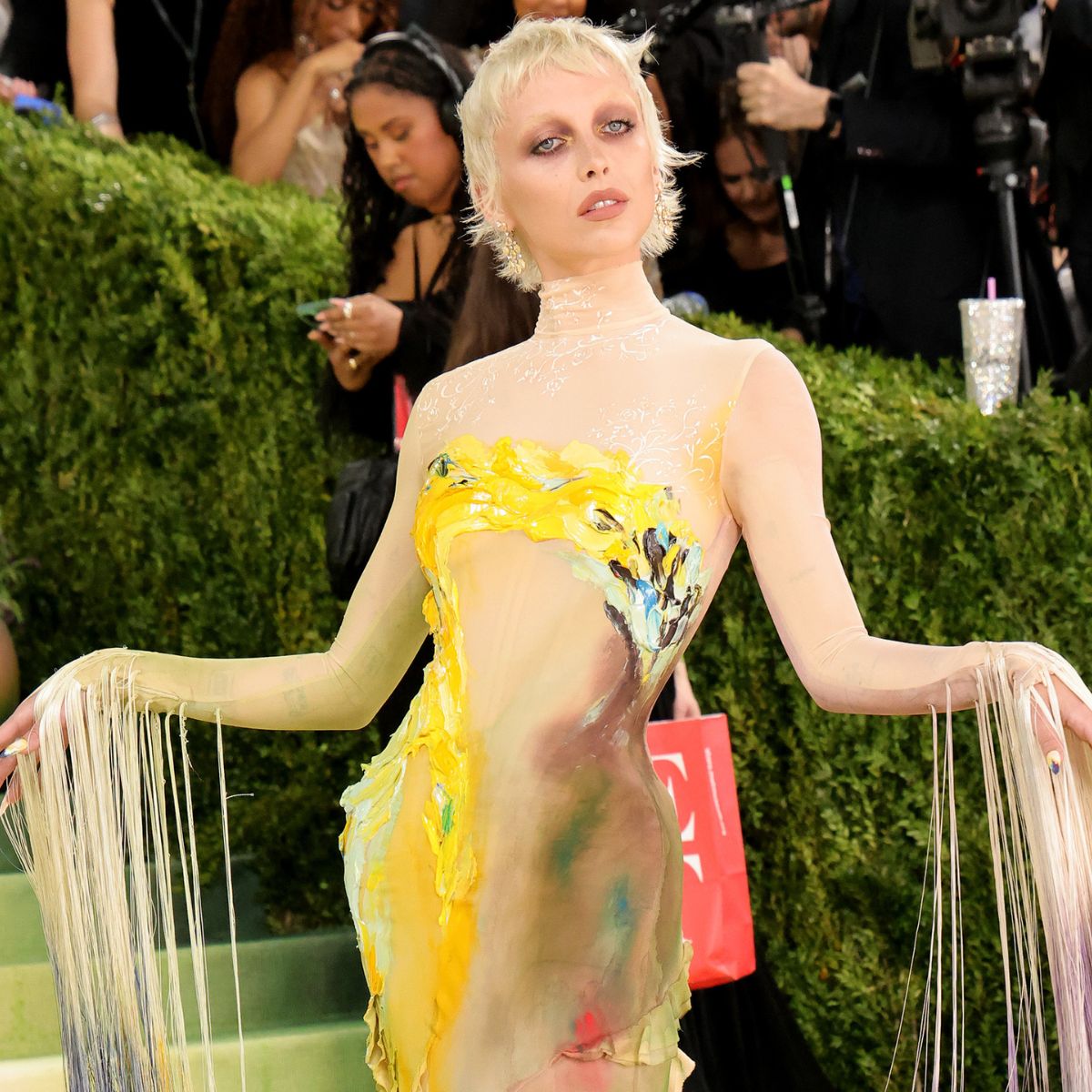 Emma Chamberlain’s Hand-Painted Gown Inspired by Her Dad