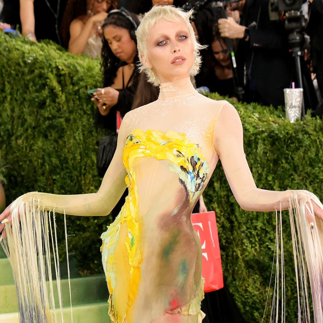Emma Chamberlain’s Hand-Painted Gown Inspired by Her Dad Emma Chamberlain’s Hand-Painted Gown Inspired by Her Dad