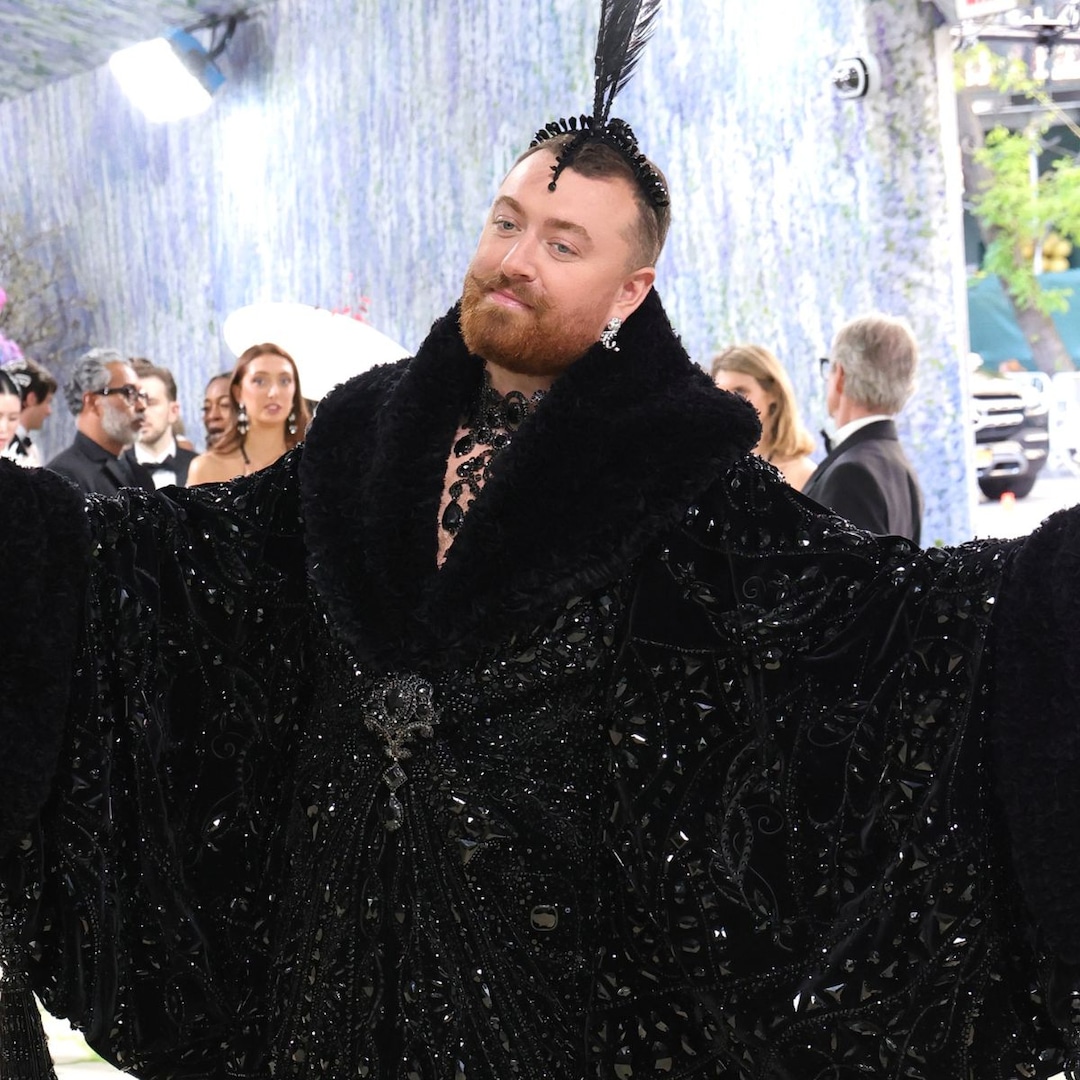 Sam Smith Wears 52-Pound Ensemble on Red Carpet Sam Smith Wears 52-Pound Ensemble on Red Carpet