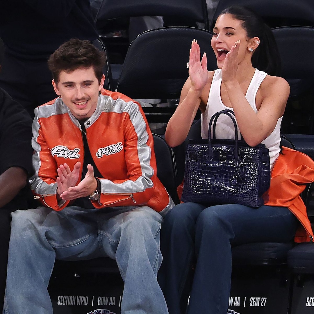 Timothée Chalamet dan Kylie Jenner Berkemas di PDA Selama Courtside Date Night