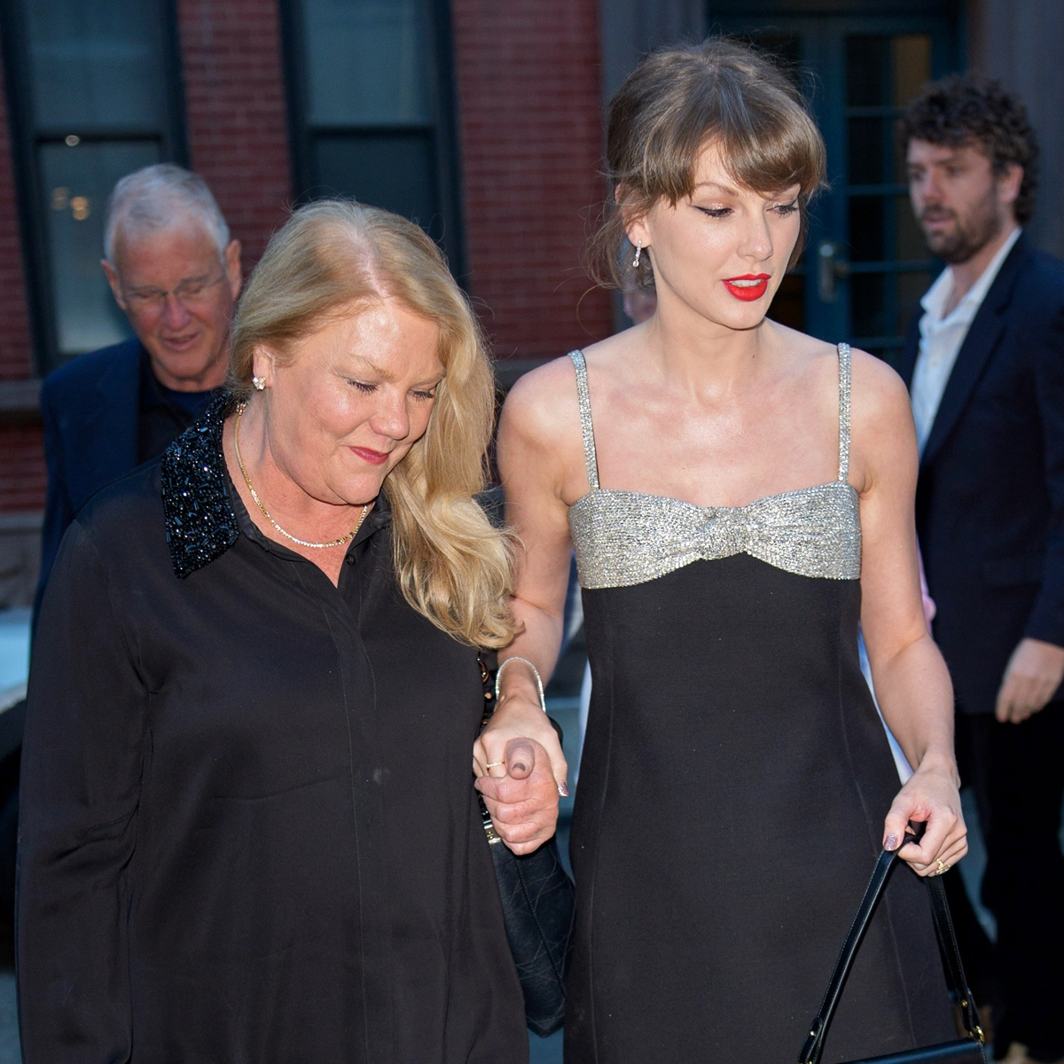 Taylor Swift Has Rare Fully Family Dinner With Parents, Brother in NYC