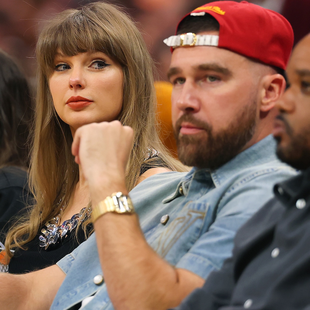 泰勒·斯威夫特 (Taylor Swift) 和特拉维斯·凯尔斯 (Travis Kelce) 在场边约会之夜携带 PDA 泰勒·斯威夫特 (Taylor Swift) 和特拉维斯·凯尔斯 (Travis Kelce) 在场边约会之夜携带 PDA