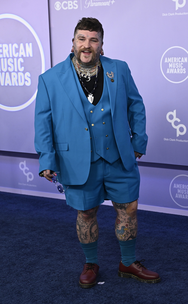 Teddy Swims attends the 52nd American Music Awards