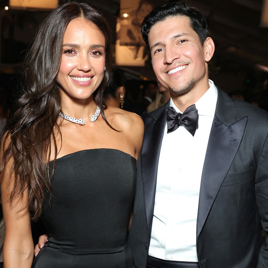 Jessica Alba, Boyfriend Danny Ramirez Have Steamy Beach Date in Miami Jessica Alba, Boyfriend Danny Ramirez Have Steamy Beach Date in Miami