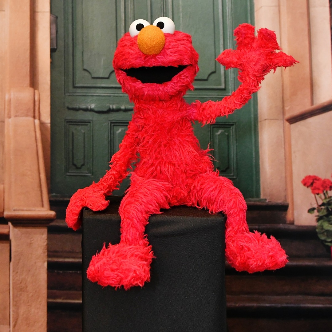 Elmo Reacts to Being Bullied for Not Supporting New York Knicks Elmo Reacts to Being Bullied for Not Supporting New York Knicks