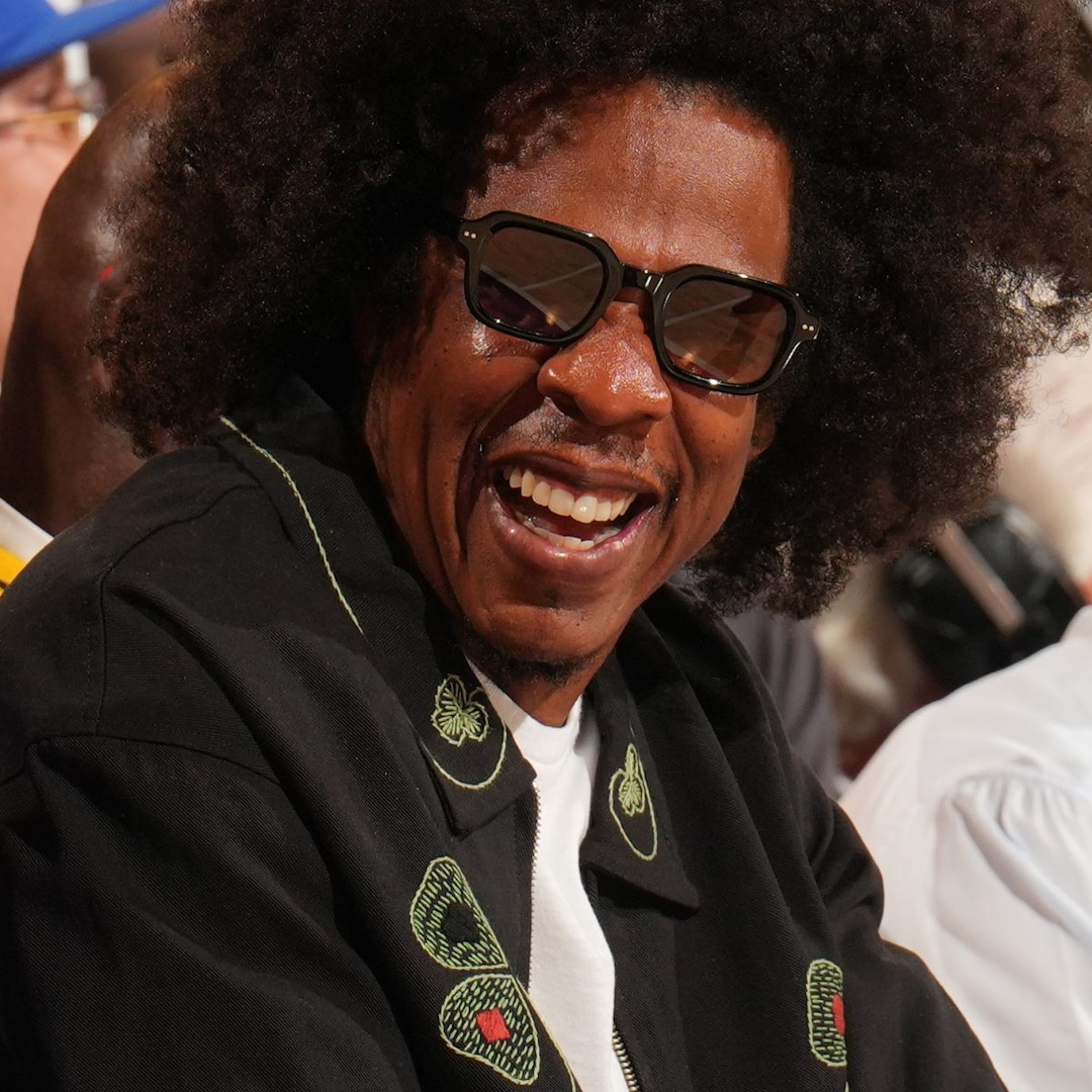 Jay-Z Shows Afro Hair Transformation at Knicks, Spurs Game 3 Jay-Z Shows Afro Hair Transformation at Knicks, Spurs Game 3